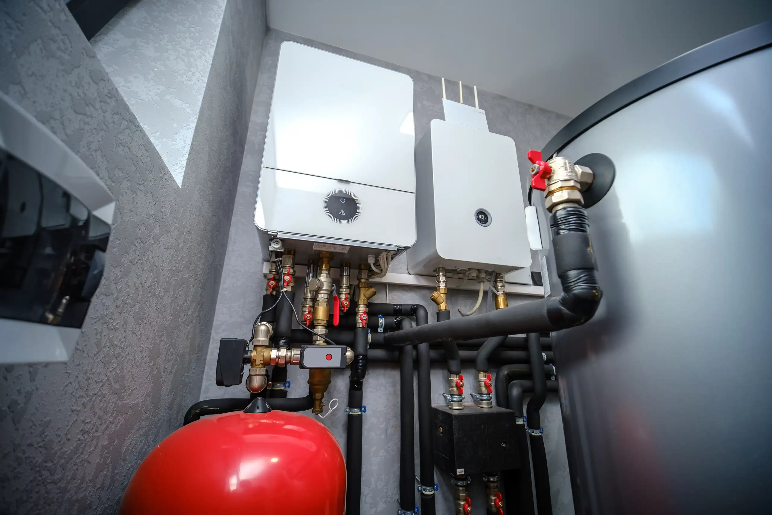 Hydraulik INSTEC podczas pracy przy instalacji