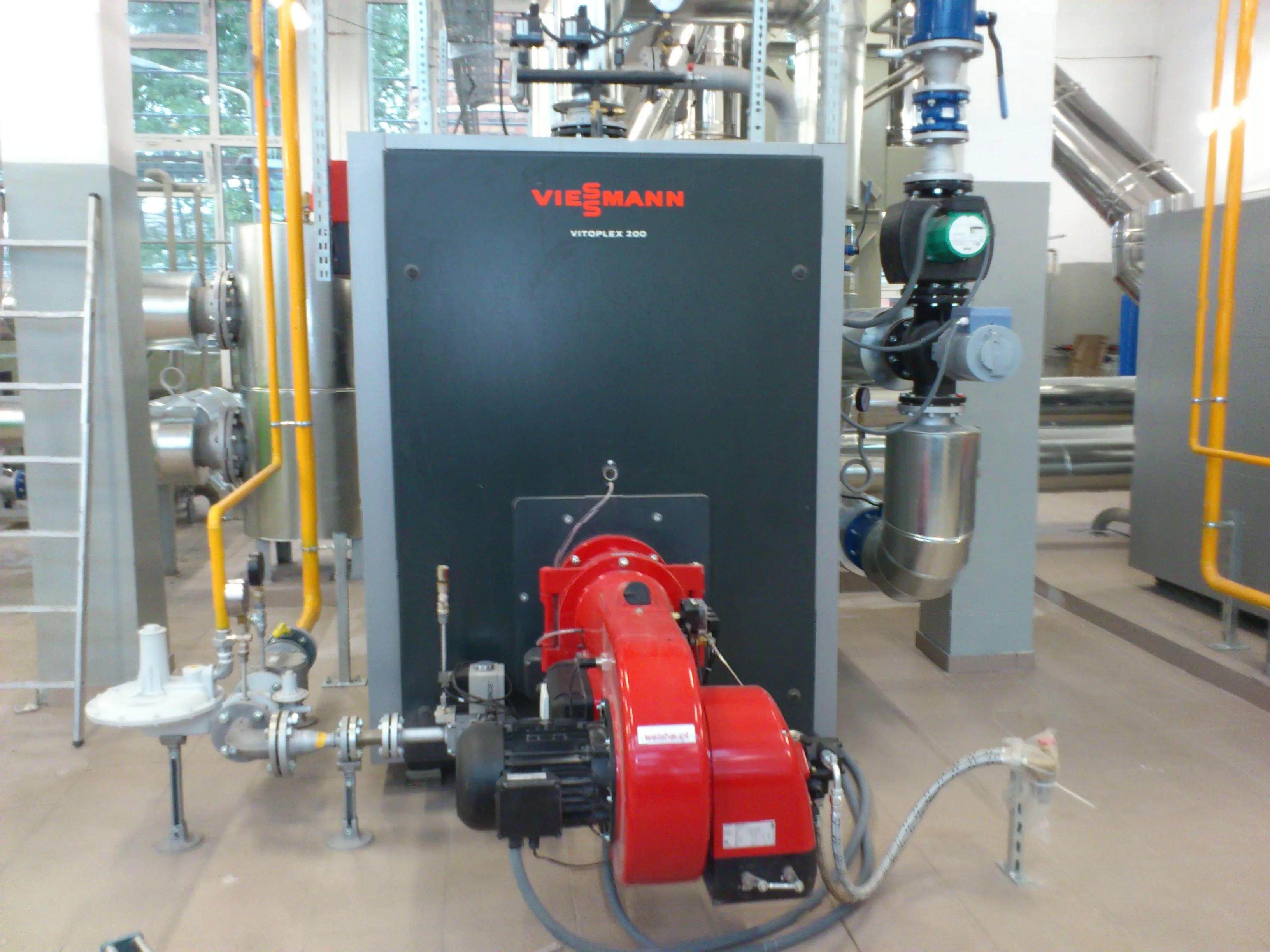 Kotłownia z kotłem gazowym i instalacją hydrauliczną, elementy systemu grzewczego