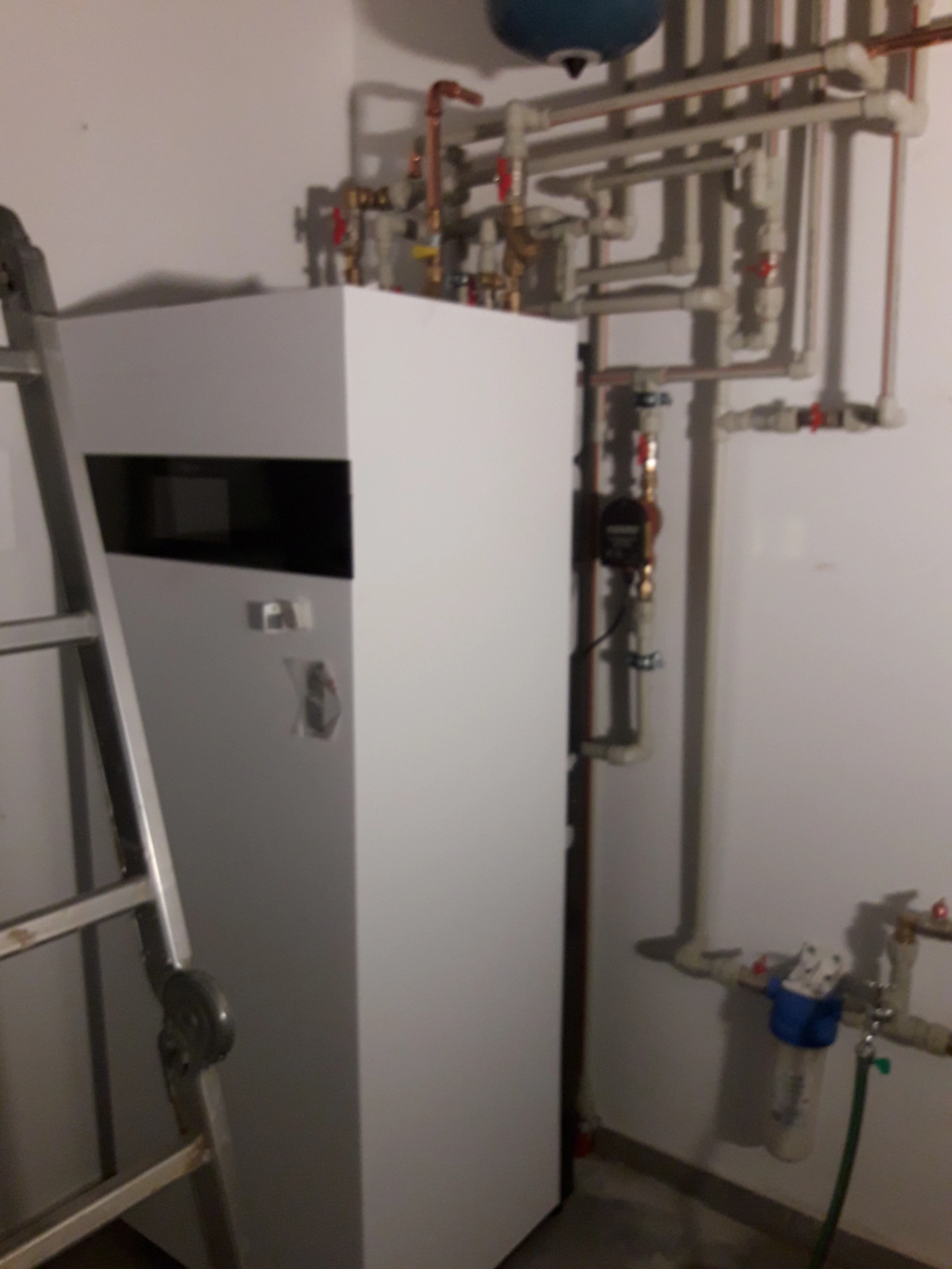Instalacja grzewcza z piecem i rurami w pomieszczeniu technicznym