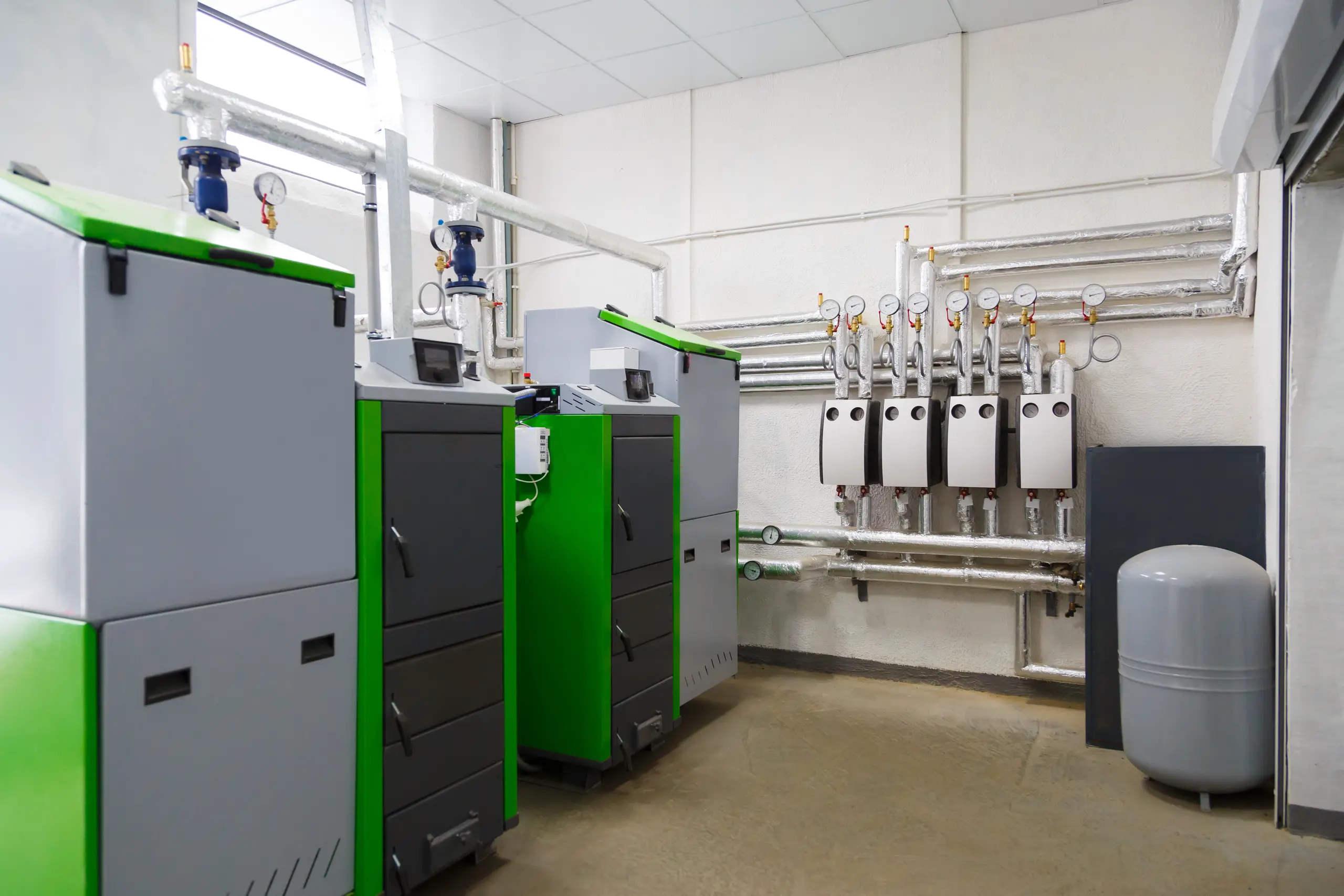 Nowoczesne kotły gazowe i instalacje grzewcze w pomieszczeniu technicznym