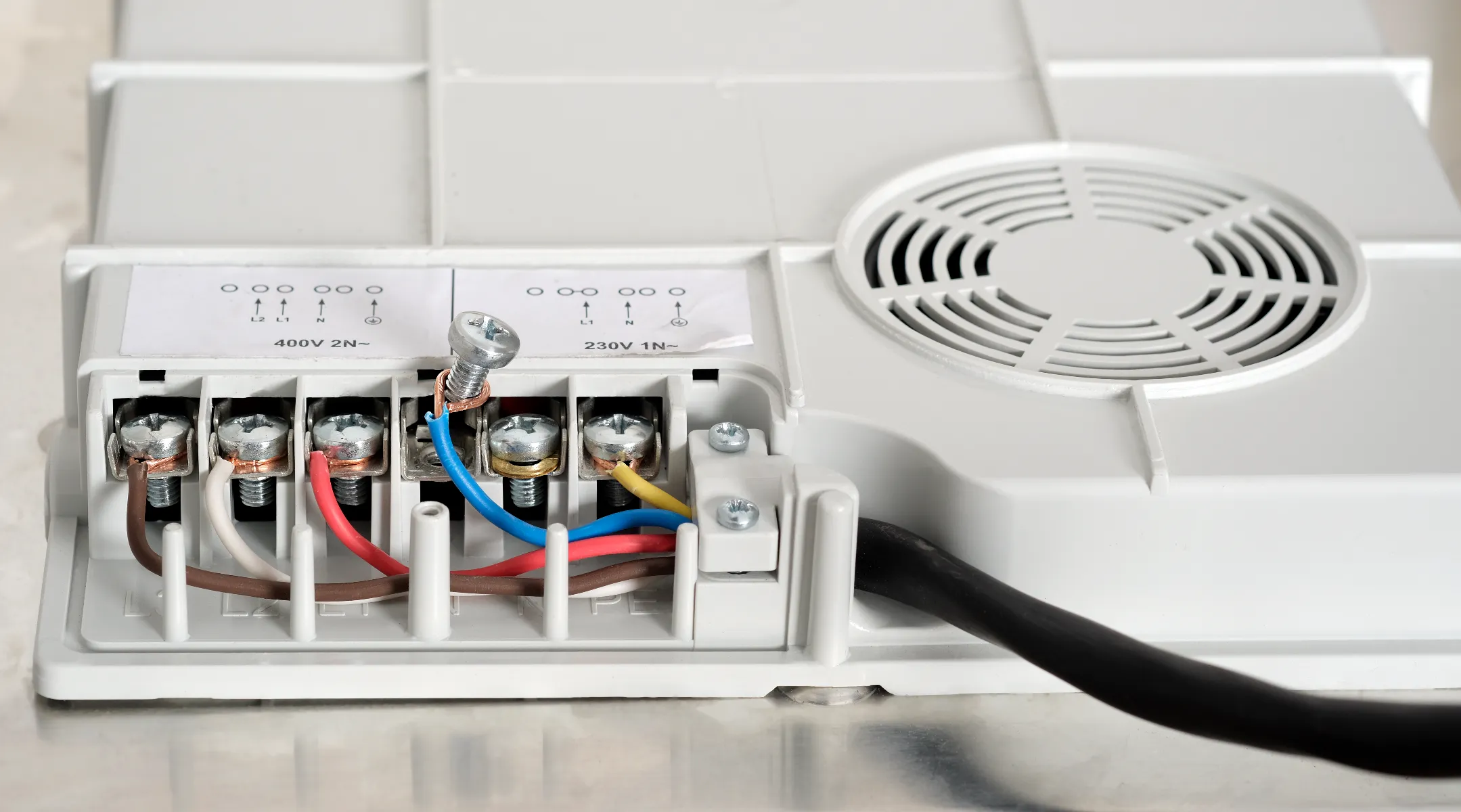 Element instalacji elektrycznej, widoczny moduł ze złączami podłączeniowymi