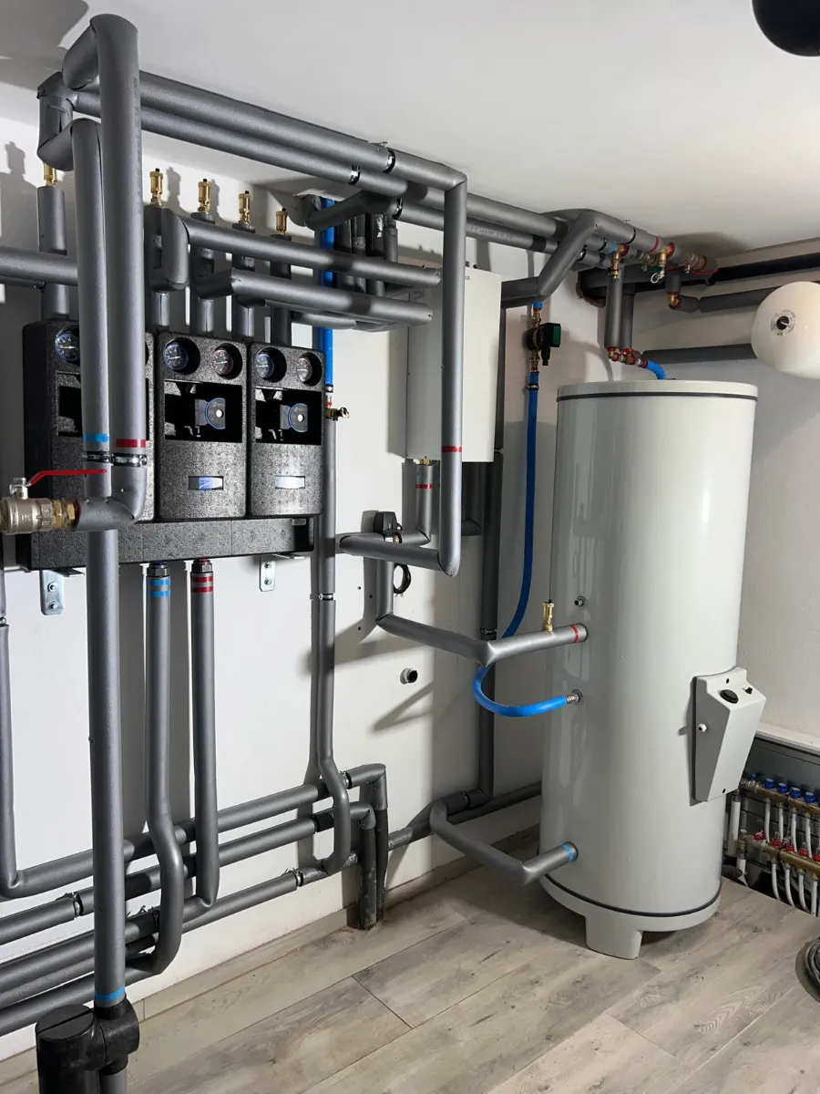 Instalacja hydrauliczna z licznikami oraz zbiornikiem do wody, elementy systemu ogrzewania