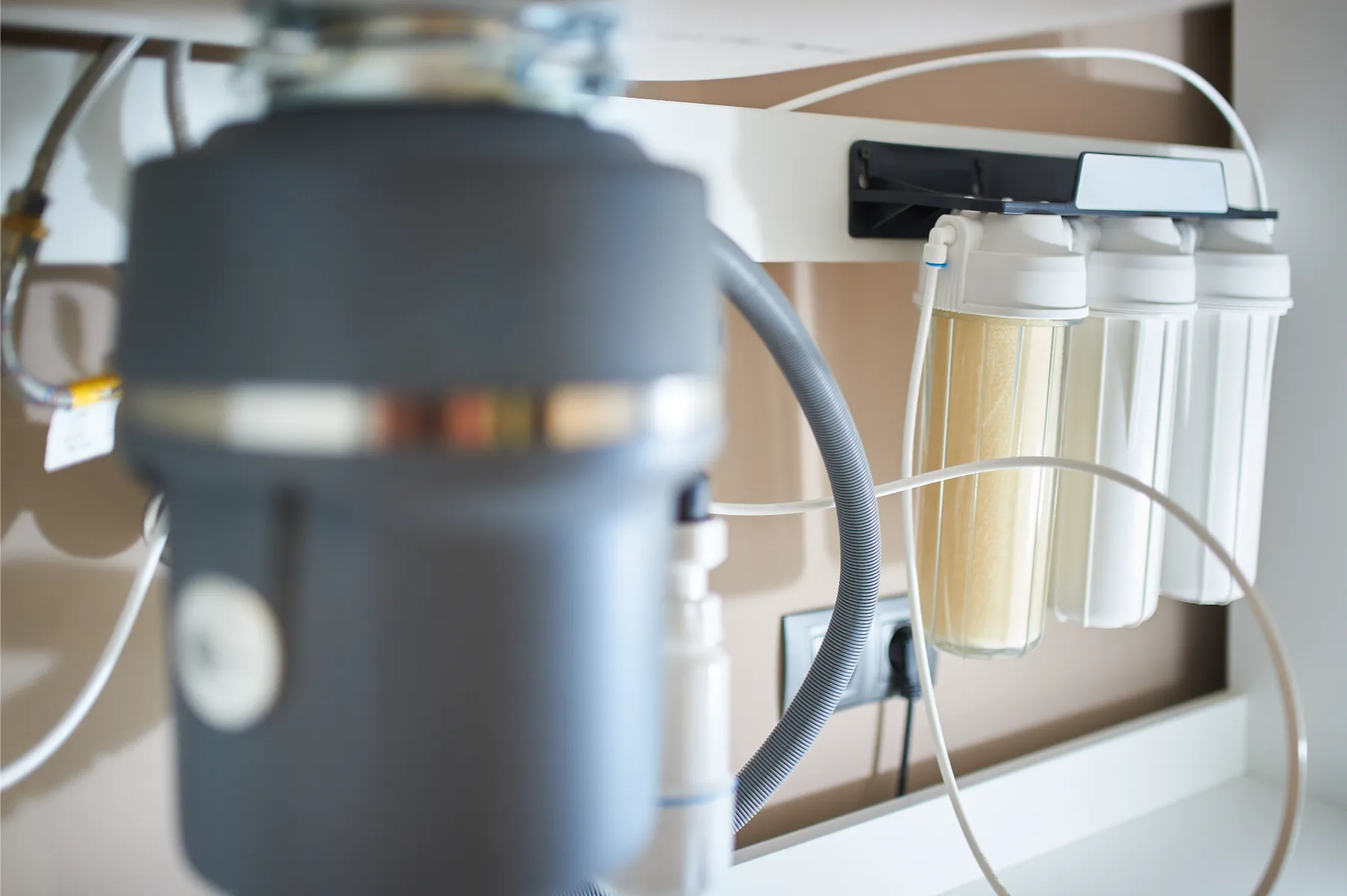 Instalacja filtrów do wody pod zlewem, część systemu uzdatniania wody