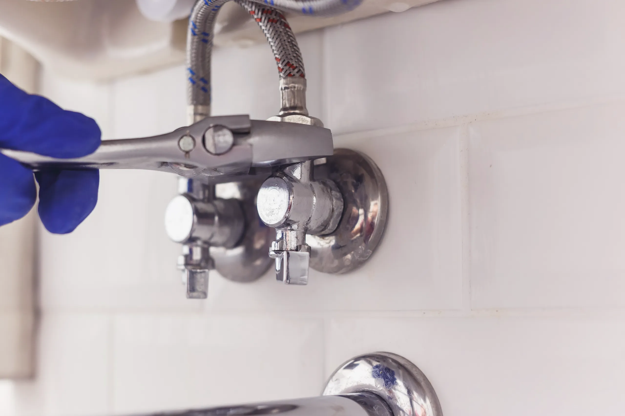Montaż armatury hydraulicznej w instalacji wodno-kanalizacyjnej