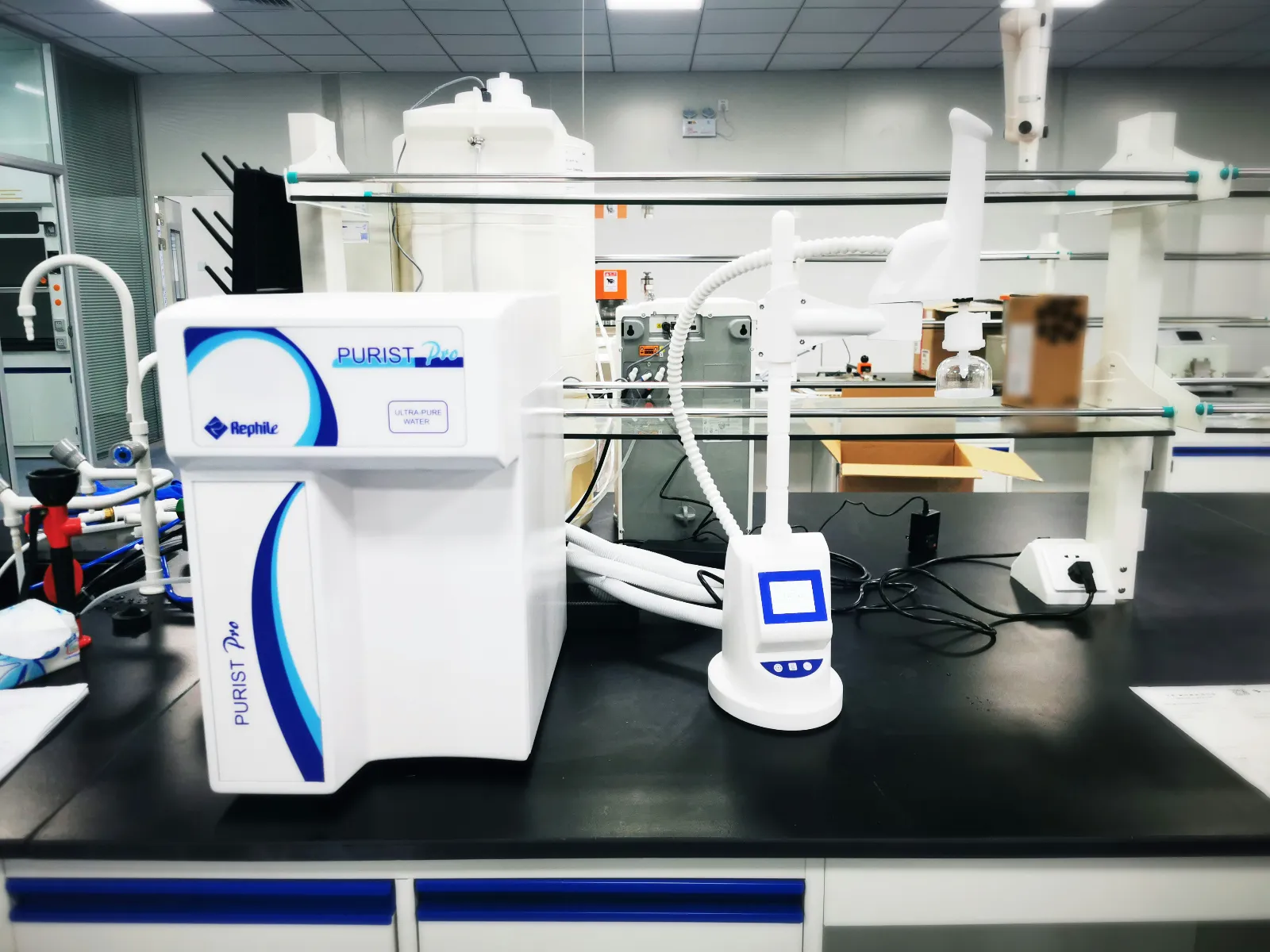 Stacja uzdatniania wody PURIST z filtrami, zainstalowana w laboratorium